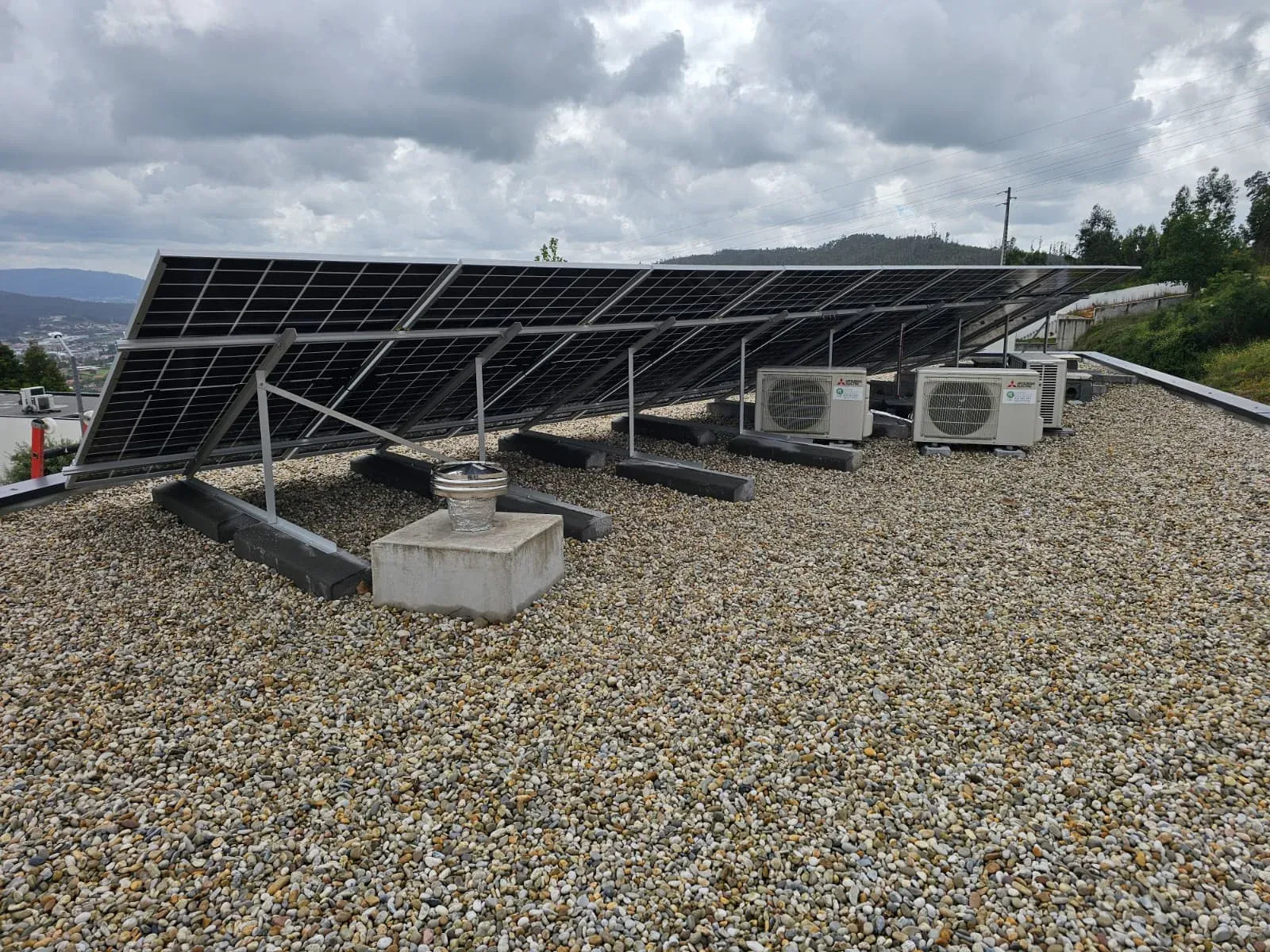 Instalação de painéis solares numa moradia pela Brook Energy