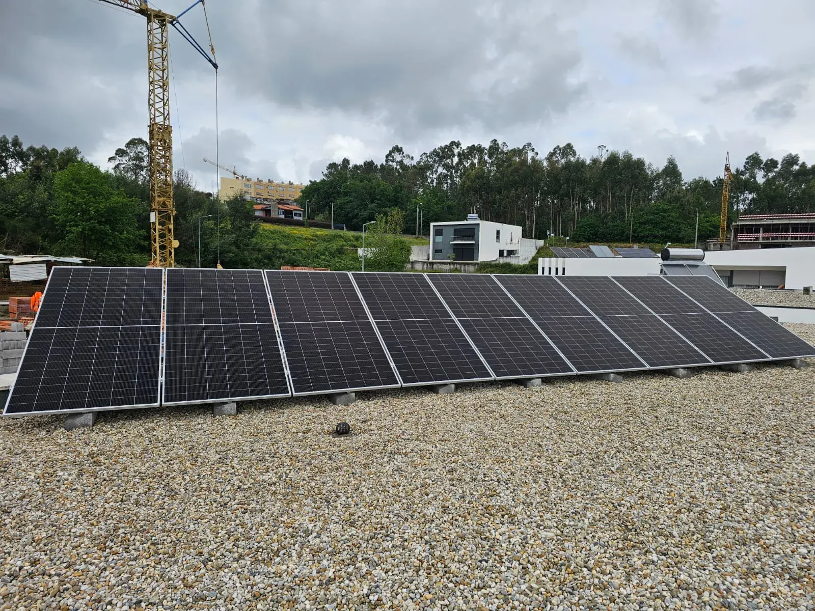 Sistema solar a produzir energia num telhado do Norte de Portugal