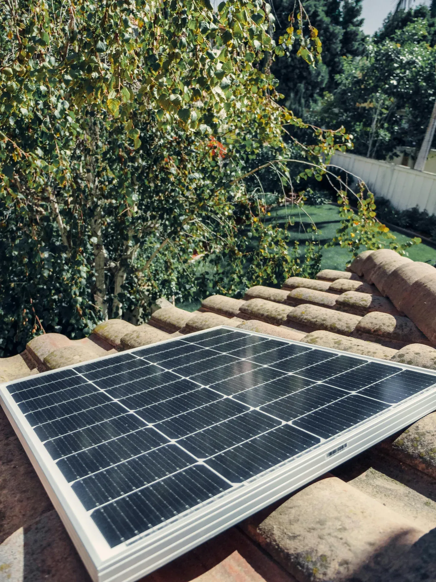 Sistema solar a operar num telhado português