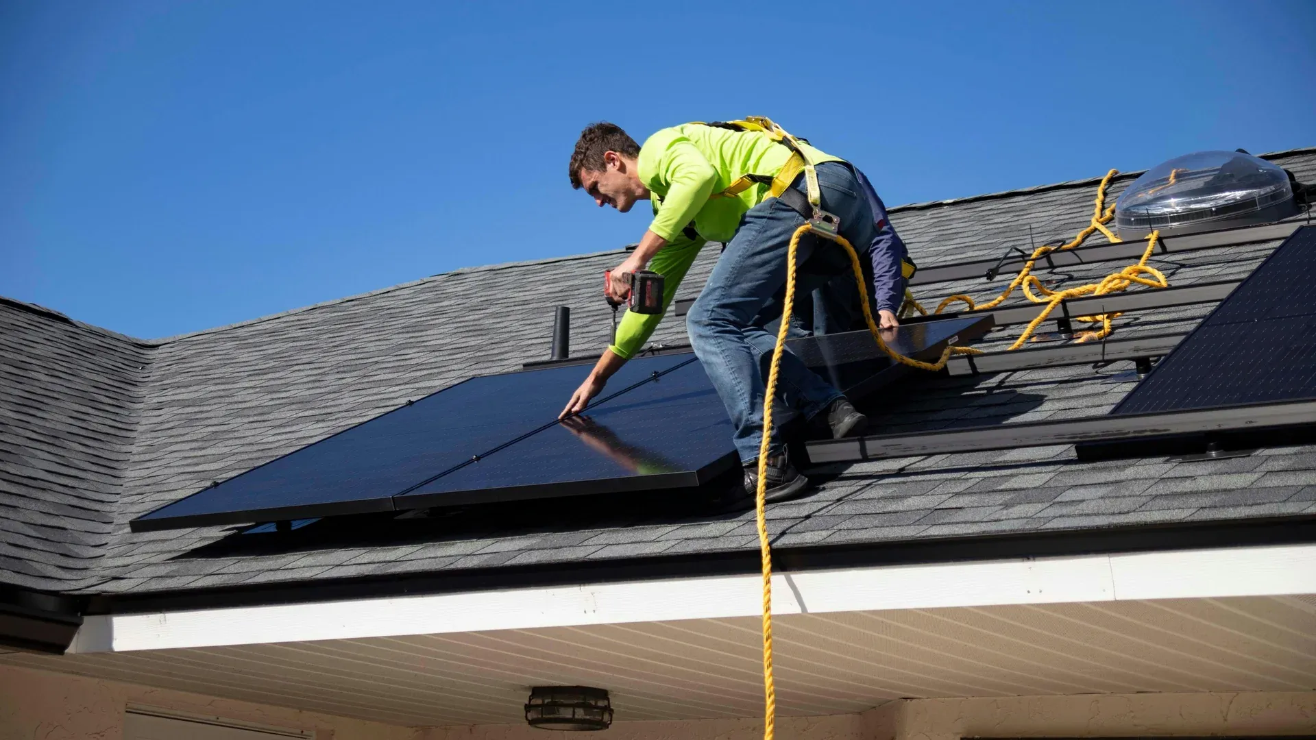 Técnico em manutenção de um sistema de energia