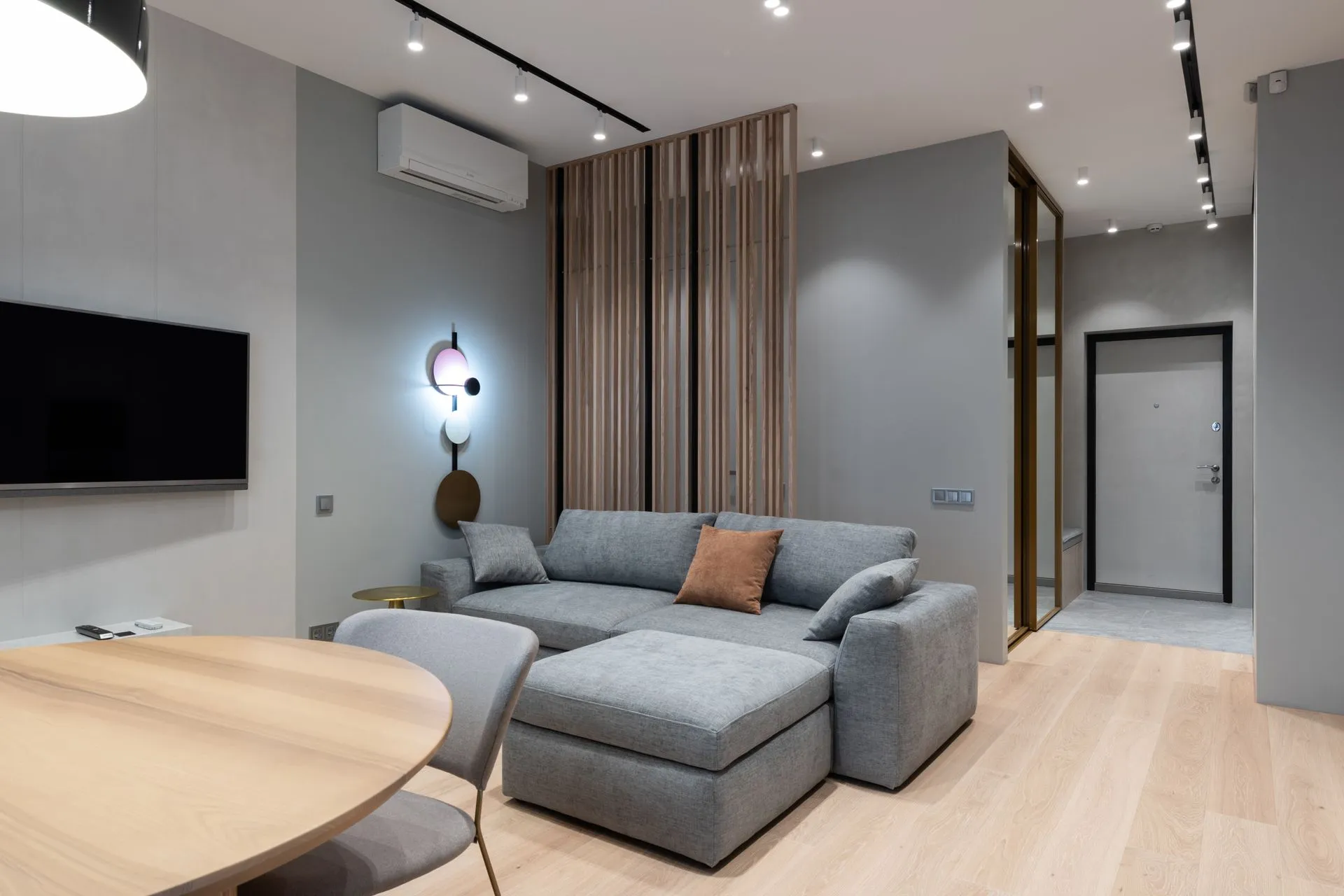 Ar condicionado split de parede numa sala de estar moderna