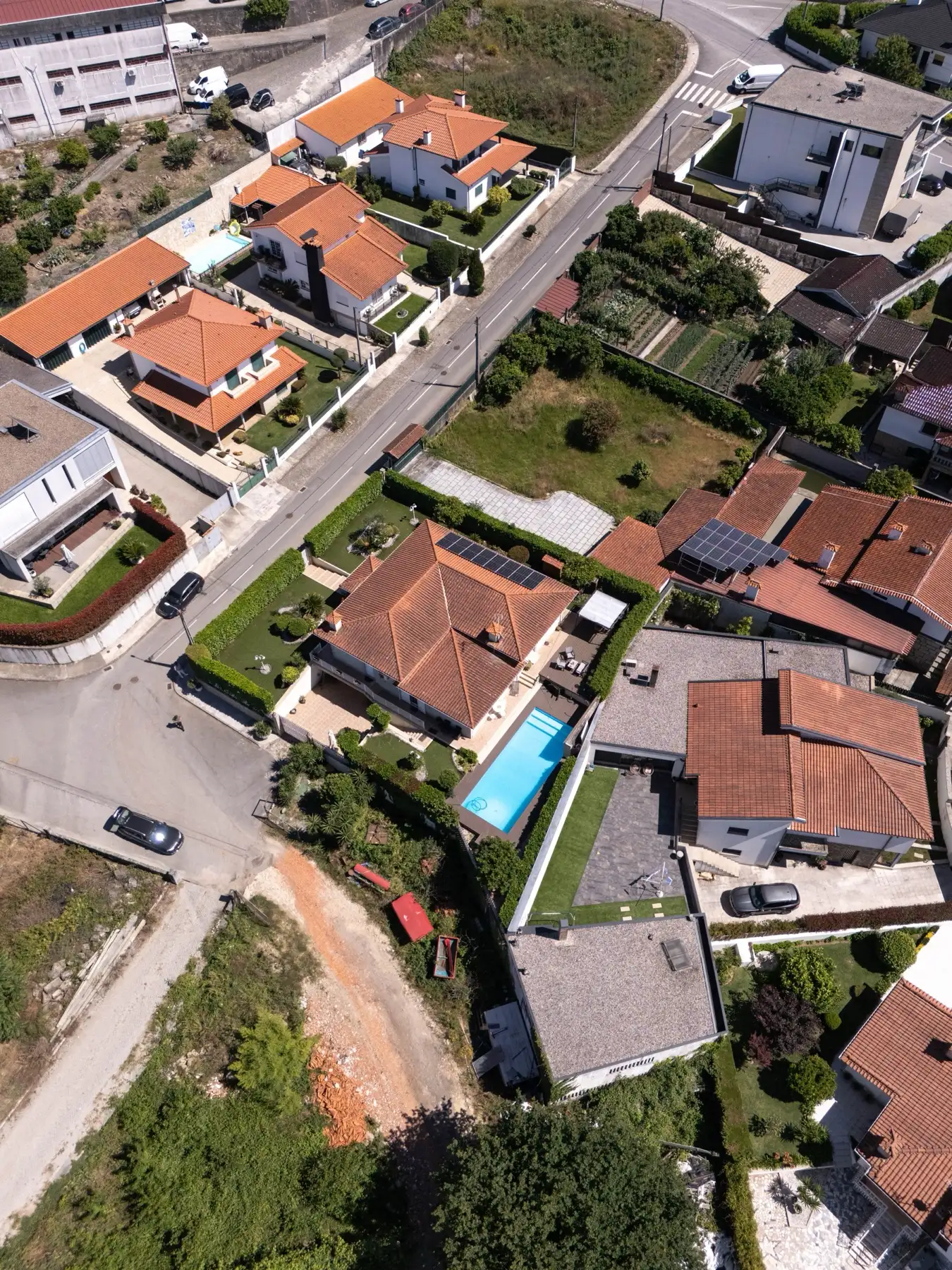 Moradia com painéis solares instalados pela Brook Energy, vista aérea em Guimarães