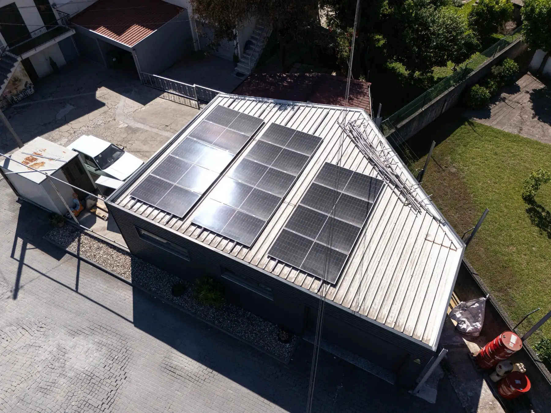 Instalação solar da Brook Energy em edifício comercial no Norte, vista aérea