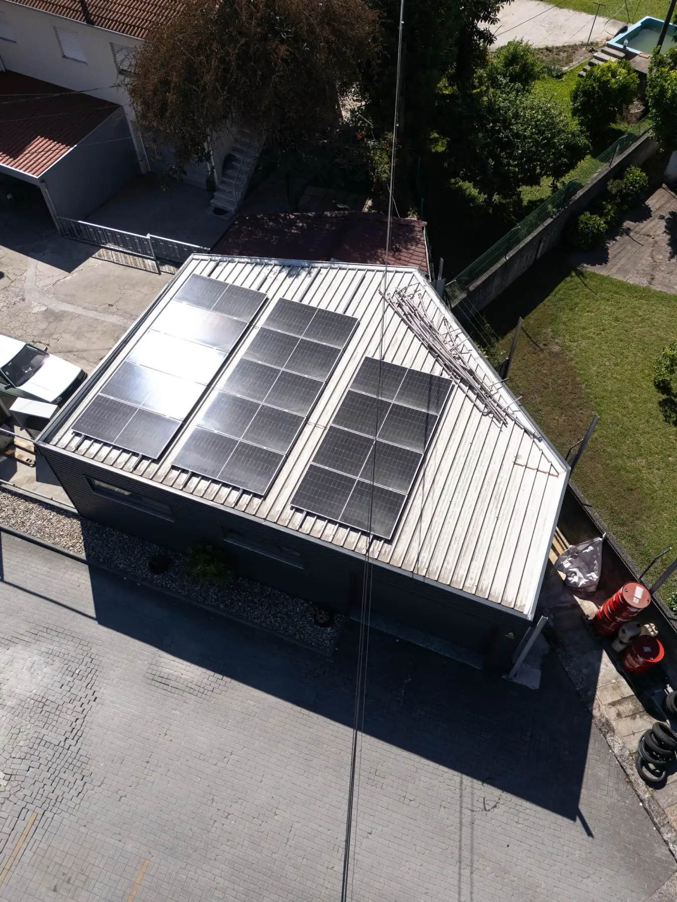 Instalação solar da Brook Energy num edifício empresarial no Norte, vista aérea